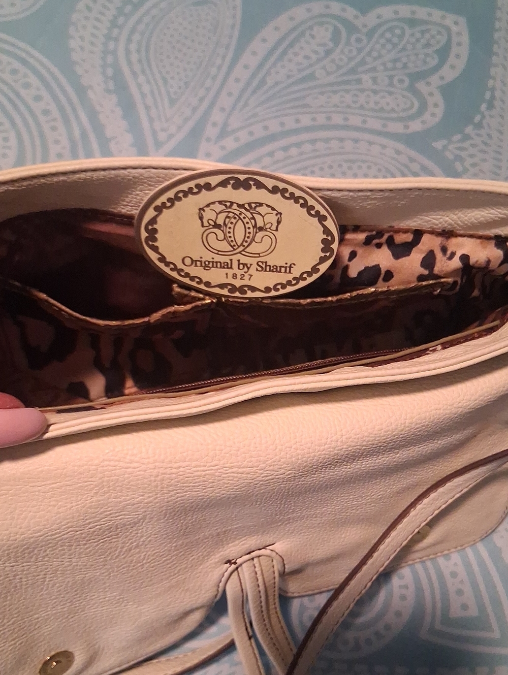 Sharif Cream Leather Crossbody Handbag with Embossed Logo - Picture 4 of 8